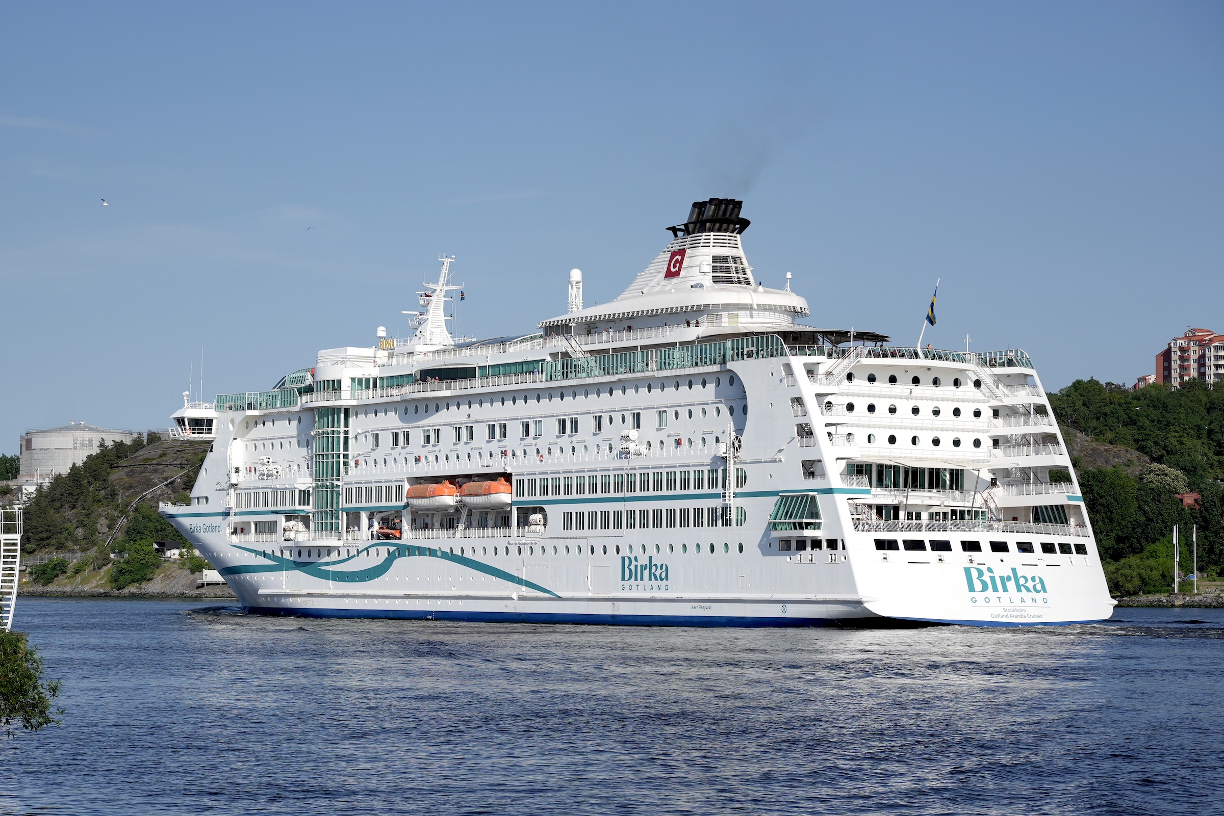 Kreuzfahrtschiff im Stockholmer Schärengarten bei Abendsonne